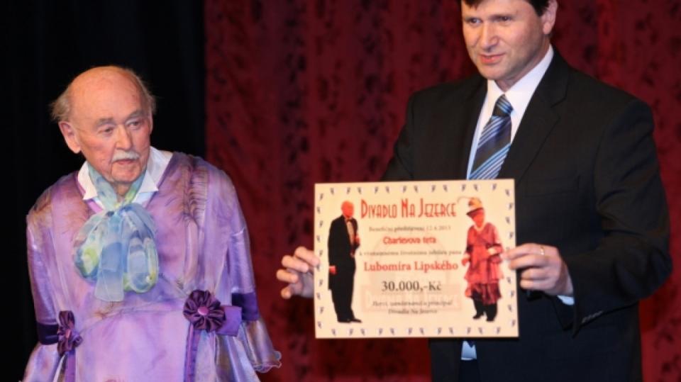 Kolegové se složili a dali mu šek na 30 tisíc korun